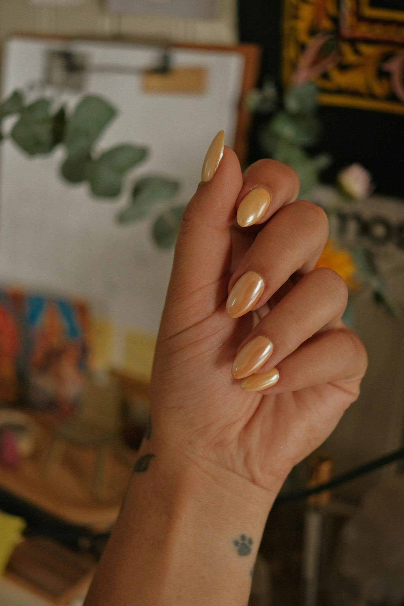 Elegant manicure with gold accent nails