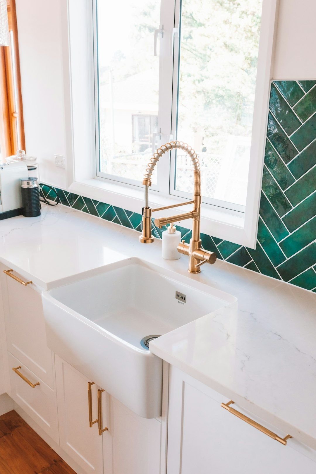 Kitchen sink with a gold faucet as a styling detail